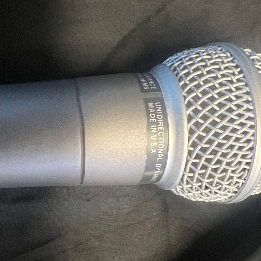 Shure Silver Microphone with Black Mount - Picture 3 of 5